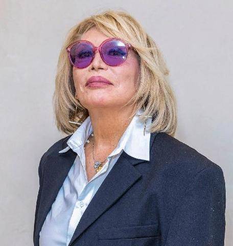 Closer 1111 AMANDA LEAR ACCUSE MILEY CYRUS DE PLAGIAT