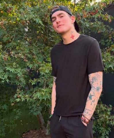 Closer 1111 Cindy Crawford ELLE PLEURE PRESLEY, son fils de 27 ans