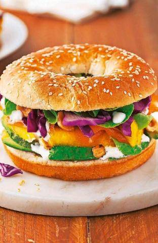Closer 1111 BAGEL AVOCAT, CHOU ROUGE, SAUMON FUMÉ ET MANGUE