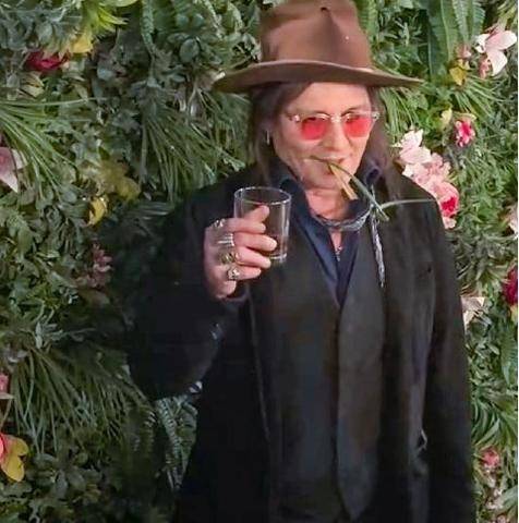 Closer 1112 JOHNNY DEPP, À LA SANTÉ DE L’HERBIVORE !