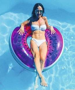 Closer 738 Elle se la coule douce