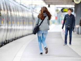 Closer 760 Le jour de Noël, en pleine grève, une inconnue lui offre son billet de train