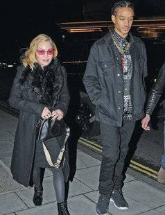 Closer 767 ELLE OFFICIALISE AVEC SON TOY BOY !
