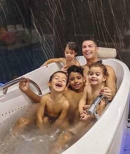 Closer 768 Cristiano Ronaldo En Ligue des shampooings