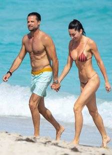 Closer 769 SUR LA PLAGE, IL EST TOUJOURS AUSSI ALERTE !