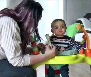 Closer 769 Leur bébé régurgite un ver après avoir bu du lait Gallia, ils portent plainte