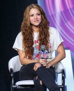 Closer 777 Shakira décroche son diplôme de philosophie antique