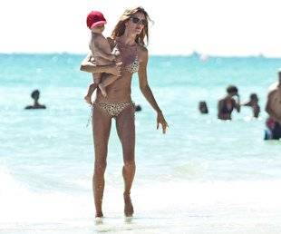 Closer 777 Il y a dix ans, elle “défilait” sur la plage avec son bébé