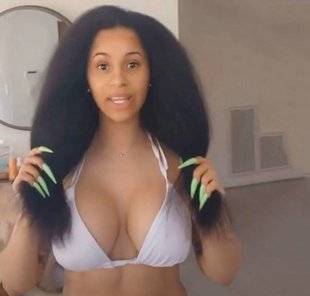 Closer 783 Cardi B s'affiche au naturel