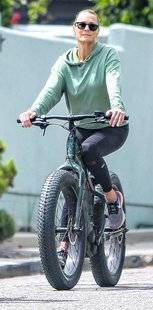 Closer 783 Elle rayonne à vélo