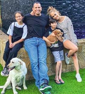 Closer 784 Jennifer Lopez et Alex Rodriguez Toutou mignon