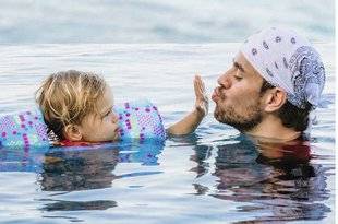 Closer 784 Quand c'est papa qui pouponne…