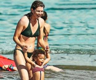 Closer 784 Il y a huit ans, elle faisait découvrir la mer à sa petite Stella