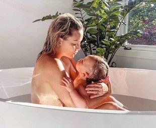 Closer 786 Kate Hudson Bain de jouvence