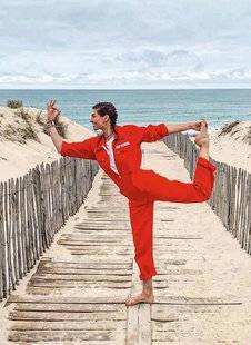 Closer 787 Laury Thilleman Yoga'ga de la plage