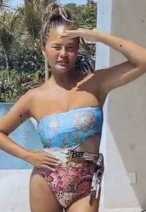 Closer 789 Chrissy Teigen : personne ne croit au retrait de ses implants…