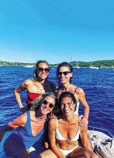 Closer 792 SÉPARÉE DE JORDAN, ELLE S'ÉCLATE AVEC SES COPINES