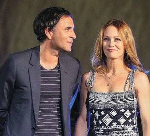 Closer 794 Le couple se met en scène au théâtre
