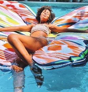 Closer 795 Elle papillonne à la piscine !