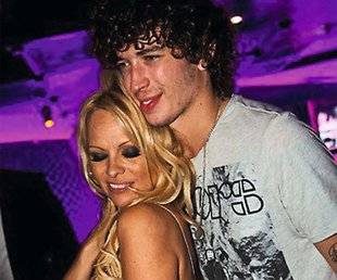 Closer 795 Il y a 8 ans, elle jouait les cougars dans les bras du jeune Julian Perretta