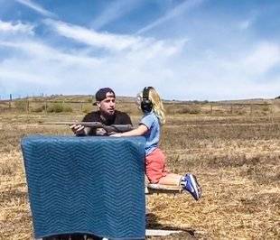 Closer 801 Carey Hart : il a donné le goût des armes à ses deux enfants