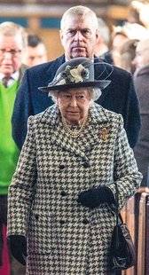 Closer 801 La reine l'écarte encore un peu plus de la couronne