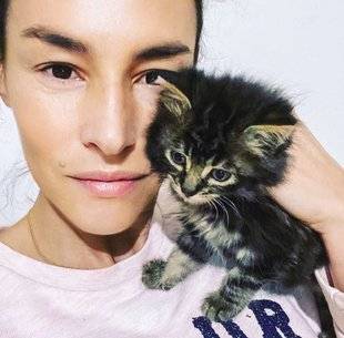 Closer 806 Sous le chat-rme !