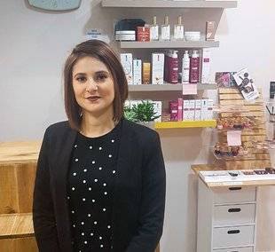 Closer 806 “Afin de sauver mon salon de beauté fermé par le confinement, j'ai décidé de travailler à l'usine pour payer mes charges”