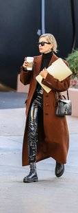 Closer 810 Le look biker D'HAILEY BIEBER