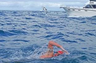 Télé Star 2209 '' Des dauphins m'ont sauvé d'un requin ''