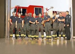 Télé Star 2233 'Grâce à la série, des jeunes femmes veulent devenir pompiers''