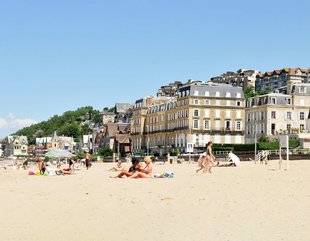 Télé Star 2233 Deauville ou Trouville, à chacun sa station normande