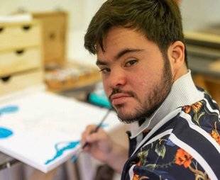 Télé Star 2239 Un comédien trisomique rejoint Plus belle la vie