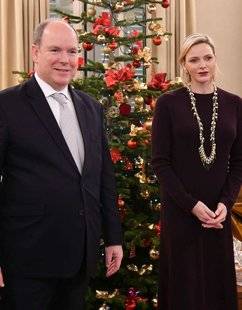 Télé Star 2257 Albert et Charlène : les pères Noël du Rocher