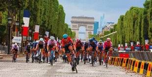 Télé Star 2547 Le Tour de France prend de la hauteur… à Paris !
