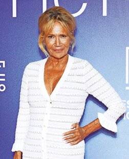 Télé Star 2571 Clémentine Célarié “ Moi aussi, j'ai vécu des violences de la part d'hommes ”