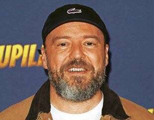 Télé Star 2578 Alban Ivanov sur Arte !L'acteur du Sens de la fête sera à Lille jusqu'au 24 avril pour jouer un journaliste qui, dans les années 70, enquête sur des féminicides, dans la série Betty , pour Arte.