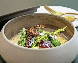 Télé Star 2587 Asperges vertes sautées, morilles à la crème et émulsion au vin jaune