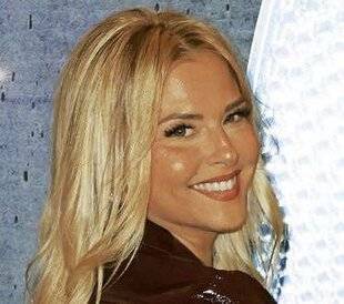 Télé Star 2594 Kelly VedovelliL'ex-chroniqueuse de âgée de 36 ans, a donné naissance à Esmée et Céleste, des jumelles.