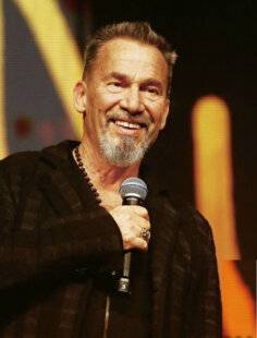 Télé Star 2596 Florent Pagny, au cœur de sa tournée triomphale