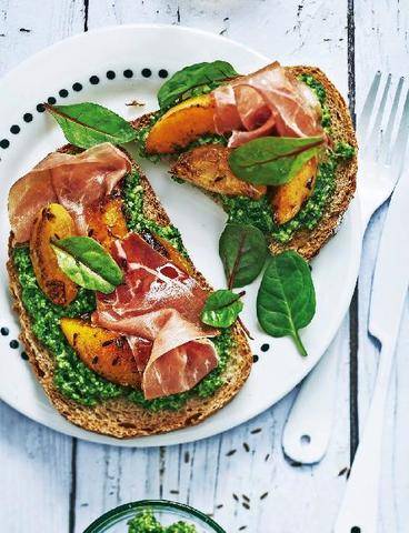 Télé Star 2602 Bruschetta aux fruits d’été, pesto de roquette et jambon cru