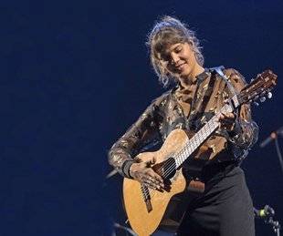 Télé Poche 2774 Vanille LA FILLE DE JULIEN CLERC A TROUVÉ SA VOIX