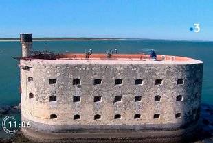 Télé Poche 2777 La Carte aux trésors CYRIL FÉRAUD REND VISITE AU FORT BOYARD !