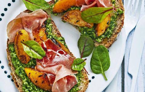 Télé Poche 3157 Bruschetta aux fruits d’été, pesto de roquette et jambon cru