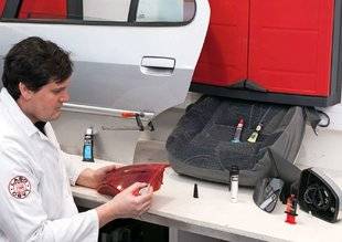 Auto Plus 1589 Quelle colle… pour coller quoi ?