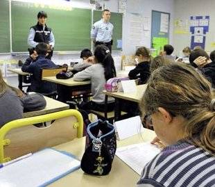 Auto Plus 1594 “Mes enfants n'ont jamais eu de tels cours à l'école, pas plus que leurs copains ailleurs. N'est-ce pas du vent, cette mesure ?”