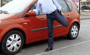 Auto Plus 1599 “Quand je voyage plus d'une heure en voiture, je souffre à l'avant des genoux. Que faire ?”