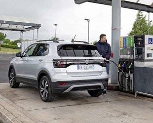 Auto Plus 1602 Le Volkswagen fait payer cher sa technologie embarquée