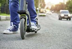 Auto Plus 1604 “ Mes enfants de 9 et 6 ans vont à l'école à trottinette. C'est donc maintenant défendu de rouler sur le trottoir, mais ne sont-ils pas trop jeunes pour aller sur la chaussée ? ”