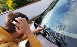 Auto Plus 1607 Qui va accepter d'installer, à l'œil, des essuie-glaces achetés à bon prix sur le Web ?
